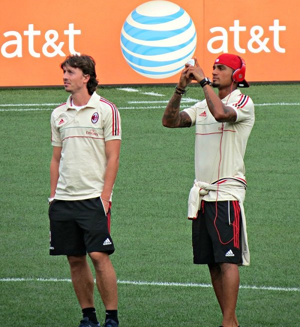 800px-Kevin-Prince_Boateng_taking_photos_of_Yankee_Stadium.jpg.827c9905b907340800ecb8ca23fc415e.jpg